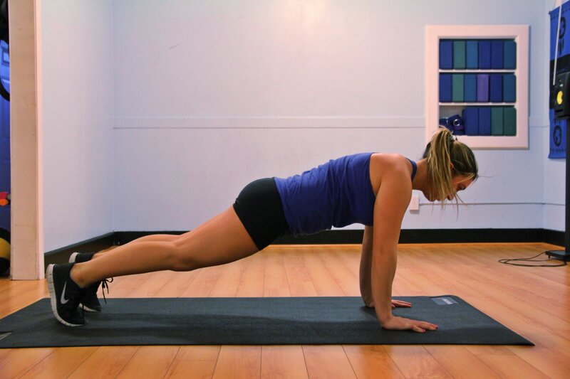 Planks variations with knee drives